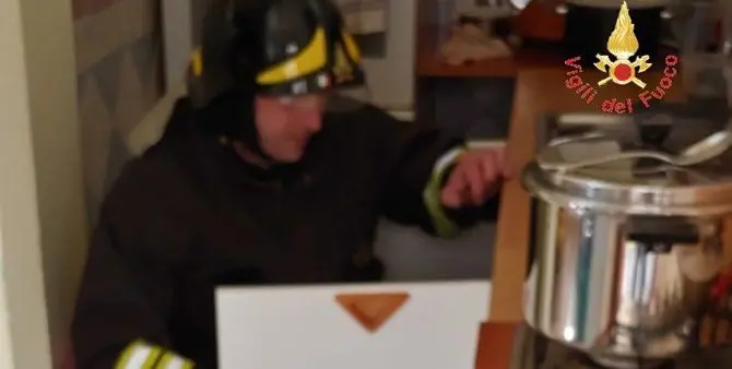 Scoppia la bombola del gas, si mette in salvo saltando dalla finestra