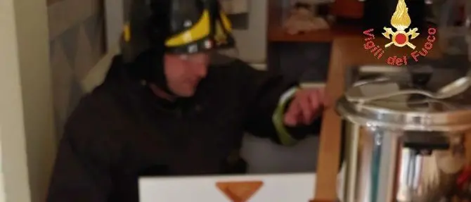 Scoppia la bombola del gas, si mette in salvo saltando dalla finestra