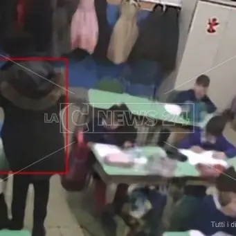 Urla, minacce e insulti ai bambini: obbligo di dimora per due maestre di Zungri