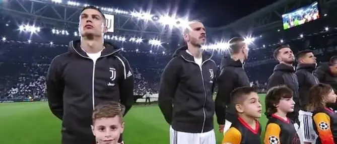 Ecco chi è il bimbo calabrese che ha accompagnato Ronaldo in campo