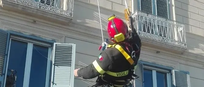 Raffiche di vento danneggiano una canna fumaria a Catanzaro