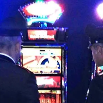 Perde 700 euro e tenta di distruggere una slot, bloccato