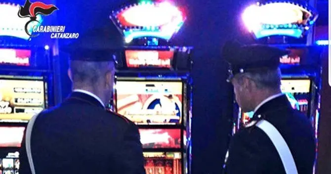 Perde 700 euro e tenta di distruggere una slot, bloccato