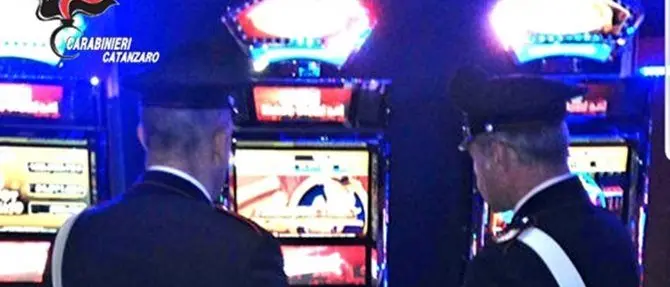 Perde 700 euro e tenta di distruggere una slot, bloccato