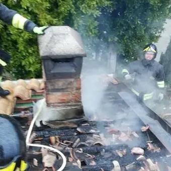 Incendio divampa in un comignolo a Chiaravalle