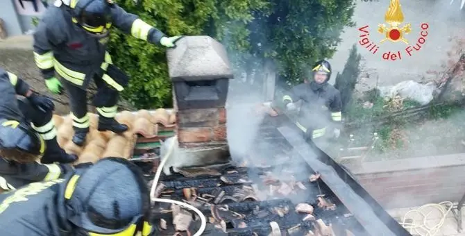 Incendio divampa in un comignolo a Chiaravalle