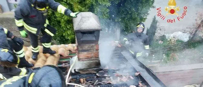Incendio divampa in un comignolo a Chiaravalle