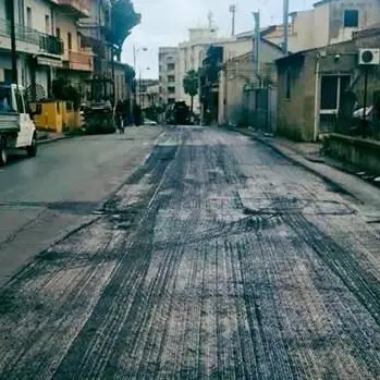 Reggio, forza il blocco della strada chiusa per lavori e investe un agente