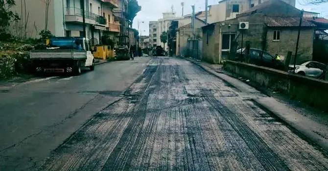 Reggio, forza il blocco della strada chiusa per lavori e investe un agente