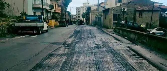 Reggio, forza il blocco della strada chiusa per lavori e investe un agente