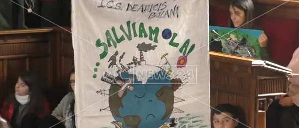 Clima, anche a Reggio studenti in piazza per difendere il pianeta
