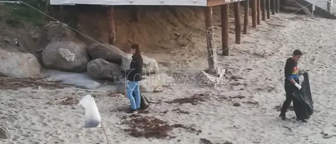 Tropea e quei volontari di undici anni che ripuliscono la spiaggia