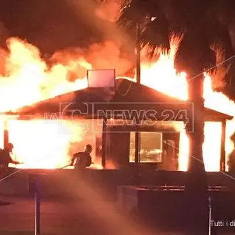 Gizzeria, chiosco sul lungomare distrutto da un incendio