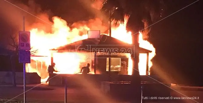 Gizzeria, chiosco sul lungomare distrutto da un incendio