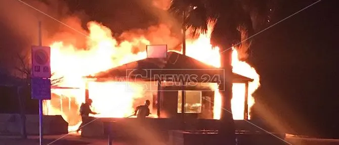 Gizzeria, chiosco sul lungomare distrutto da un incendio