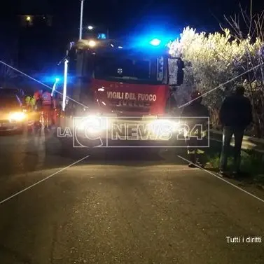 Auto in una scarpata dopo una spaventosa carambola, un ferito