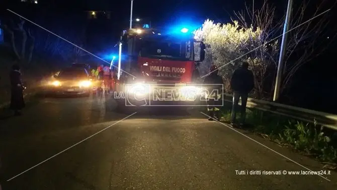 Auto in una scarpata dopo una spaventosa carambola, un ferito