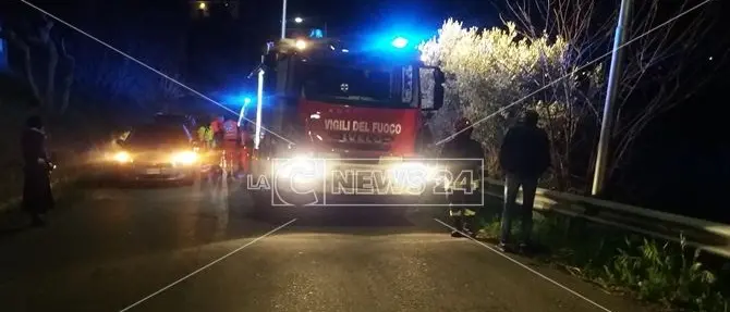 Auto in una scarpata dopo una spaventosa carambola, un ferito
