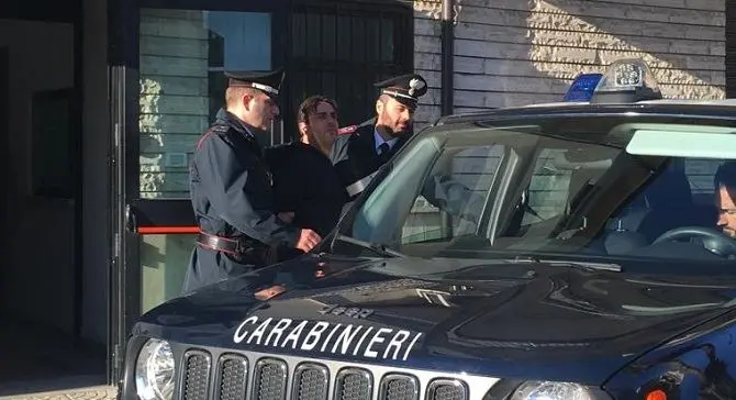 Costringevano assegnatari a cedere case per sistemare parenti o amici: tre arresti