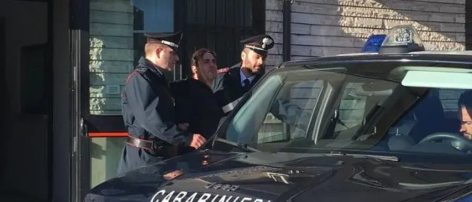 Costringevano assegnatari a cedere case per sistemare parenti o amici: tre arresti
