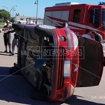 Catanzaro, perde il controllo e si ribalta con l'auto