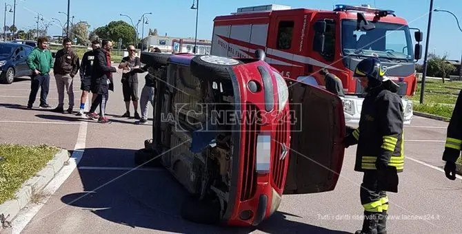 Catanzaro, perde il controllo e si ribalta con l'auto