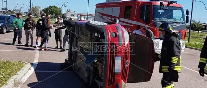 Catanzaro, perde il controllo e si ribalta con l'auto