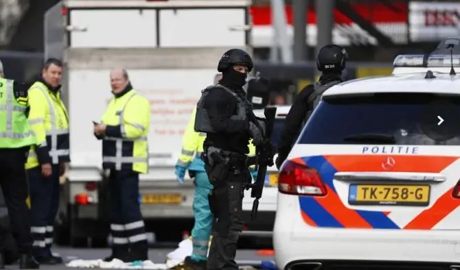 Spari su tram, un morto e diversi feriti: è caccia al killer