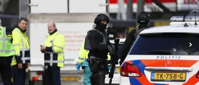 Spari su tram, un morto e diversi feriti: è caccia al killer