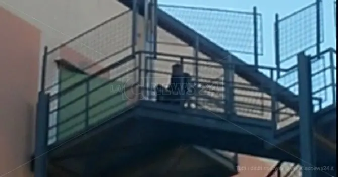 Minaccia di buttarsi dal tetto dell'ospedale, paura a Corigliano