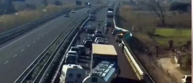 Uomo investito e ucciso da un tir sulla Salerno-Reggio Calabria: A2 chiusa