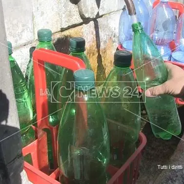 Acqua contaminata, cosentini sereni alle fontane: «Sembra buona...»