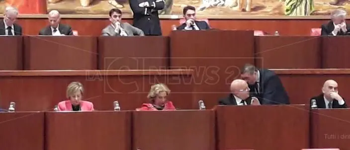 Le donne in Consiglio proprio non le vogliono. Nuovo clamoroso rinvio della doppia preferenza