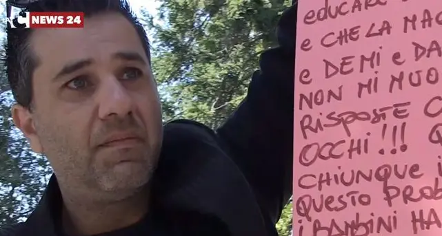 Da 5 anni senza le sue bambine, la protesta di un papà calabrese a Roma