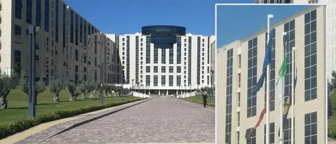 Il Tricolore e la bandiera Ue come stracci: benvenuti alla Regione