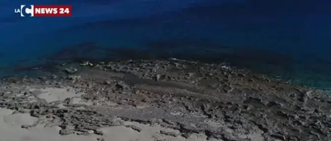 Dal mare di Soverato riemerge una cava di macine di età romana