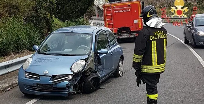 Catanzaro, perde il controllo del mezzo e impatta contro il guardrail