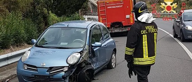 Catanzaro, perde il controllo del mezzo e impatta contro il guardrail