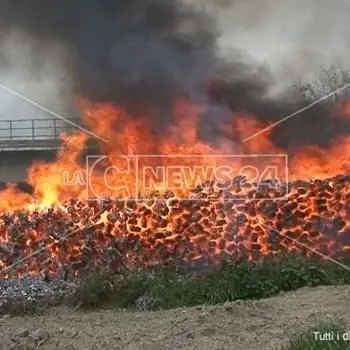 Fiamme nel cantiere metro a Catanzaro, paura tra i residenti: «Mancano i controlli»