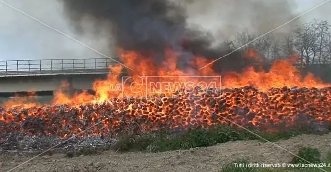 Fiamme nel cantiere metro a Catanzaro, paura tra i residenti: «Mancano i controlli»