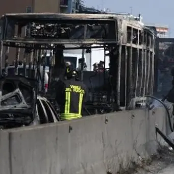 Dirotta e dà fuoco al bus con dentro gli studenti: «Lo faccio per i migranti»