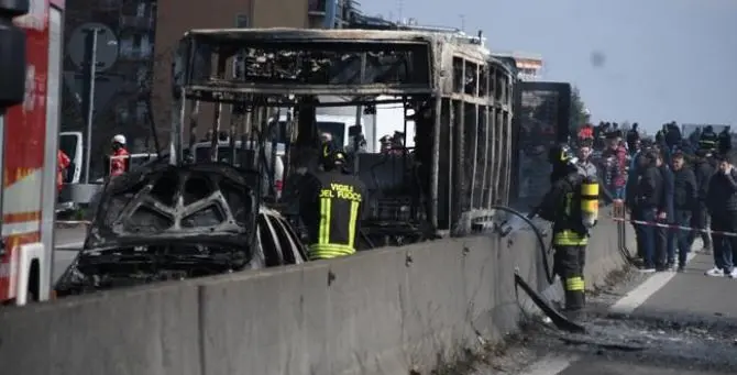 Dirotta e dà fuoco al bus con dentro gli studenti: «Lo faccio per i migranti»