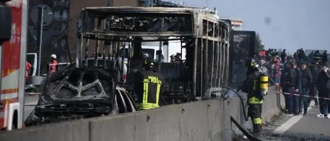 Dirotta e dà fuoco al bus con dentro gli studenti: «Lo faccio per i migranti»