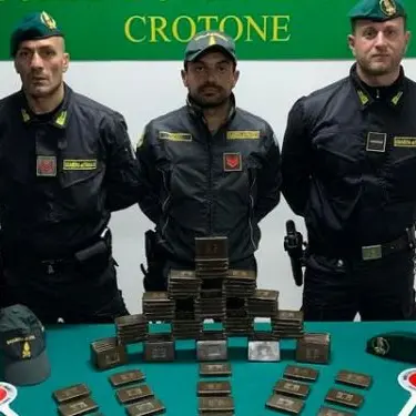 Crotone, in auto con dieci chili di hashish: arrestato