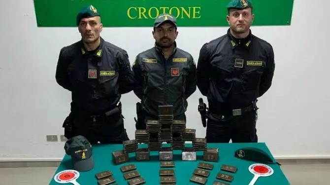 Crotone, in auto con dieci chili di hashish: arrestato