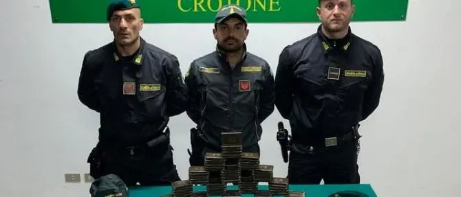 Crotone, in auto con dieci chili di hashish: arrestato
