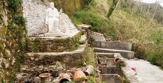 Raid vandalico a Vibo, danneggiata la statua di San Leoluca