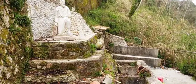 Raid vandalico a Vibo, danneggiata la statua di San Leoluca