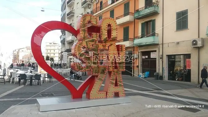 Love Cosenza, nuova installazione sull'isola pedonale
