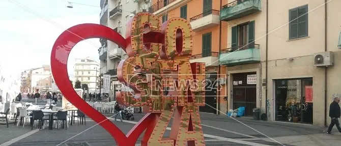 Love Cosenza, nuova installazione sull'isola pedonale